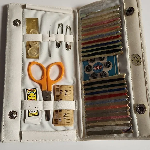 Vintage sewing Kit - Picture 2 of 4